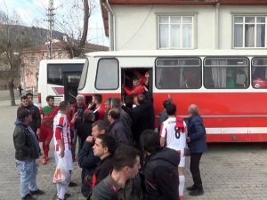 Kendisine Küfreden Taraftarlara Saldırdı