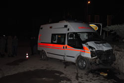 Askeri ambulansla minibüs çarpıştı: 14 yaralı