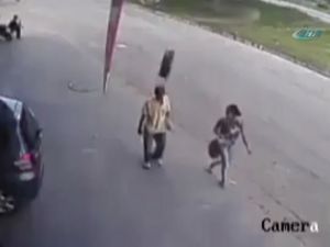 Metrelerce Savrulan Lastik, Adama Böyle Çarptı