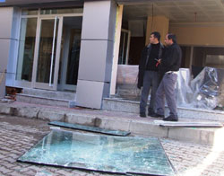 Banka şubesinde patlama 2 yaralı