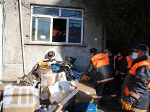 Evden 5 Kamyon Çöp, 3 Ölü Kedi Çıktı