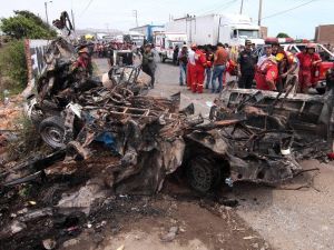 Üç Araç Birbirine Girdi: 16 Ölü