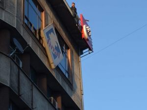 İntihar Etmek İçin Çatıya Çıkan Genci Vatandaşlar Kurtardı