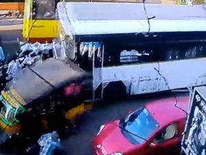 Otobüs Araçların Arasına Daldı