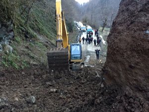 Rize’de Heyelan Sonrası Kapanan Karayolu Ulaşıma Açıldı