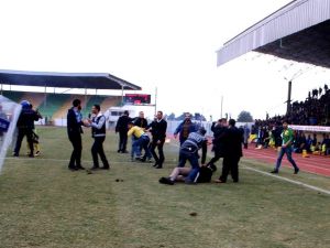 Kendi Kalecisine Kızan Taraftar Sahaya İndi