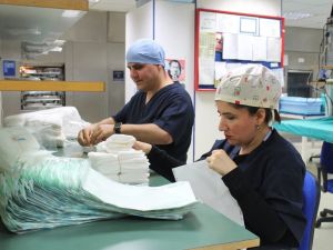 Mikroplarla Savaş Görme Engelli 2 Arkadaşa Emanet