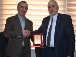 Giresun İl Genel Meclis Başkanı Mürşit Gürel’e Muhtarlardan Teşekkür Plaketi