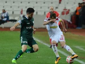 İlk Yarı Sessiz Bitti