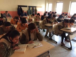 Ardanuç Kaymakamı Abdil Koç Öğrenciler İle Kitap Okudu