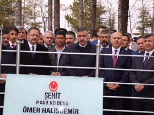 Bakan Ömer Halisdemir’in Kabrini Ziyaret Etti