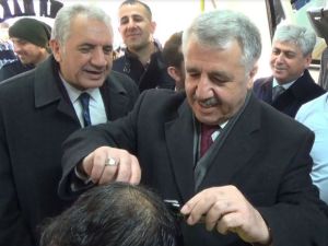 Bakan Arslan Eline Makas Aldı, Vatandaşın Saçını Kesti