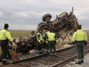 İspanya’da Yolcu Treni Kamyona Çarptı