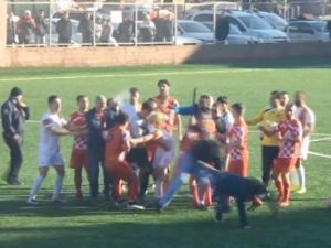Futbolcular Tekme Yumruk Birbirine Girdi!
