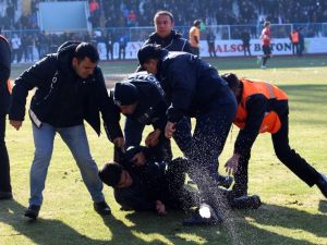 2. Lig Maçında Saha Karıştı