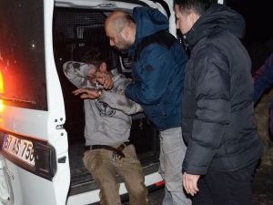 Polis Aracını Önce Taşladı Ardından Kafa Atarak Camını Kırdı