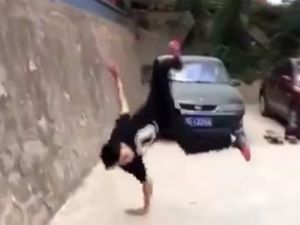 Takla Atmak İsterken Kolunu Kırdı