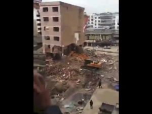 Bina İş Makinesinin Üzerine Yıkıldı !