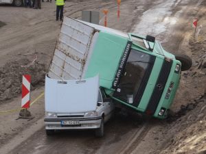 Kamyon Otomobilin Üzerine Devrildi