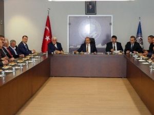 Başkan Gümrükçüoğlu, Yomra Muhtarlarıyla İstişare Toplantısı Gerçekleştirdi