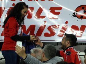 Tribünde Evlenme Teklifi