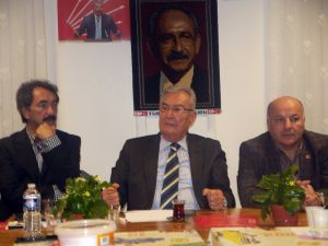 Deniz Baykal Fransa’da Türk Vatandaşlarına Hitap Etti