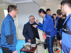 Karabükspor’da Başkan Tankut’a Doğum Günü Sürprizi