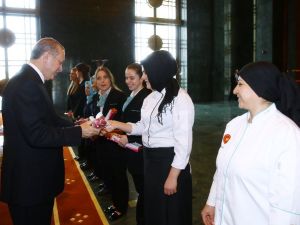 Erdoğan Külliyede Görevli Kadınlara Çiçek Verdi