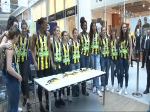 Fenerbahçeli Kadın Basketbolcular İmza Dağıttı