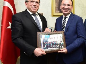 Bakan Bozdağ’a Sınıf Arkadaşından Sürpriz Hediye