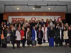 Trabzon’da Ak Partili Ve Mhp’li Bin Kadın “Evet” İçin Bir Araya Geldi