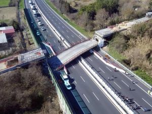 İtalya’da Otoban Köprü Çöktü: 2 Ölü