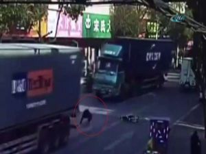 Motosikletli Kamyonun Altından Böyle Çıktı