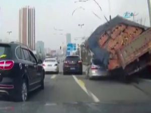 Otomobil Tuğlalara Gömüldü