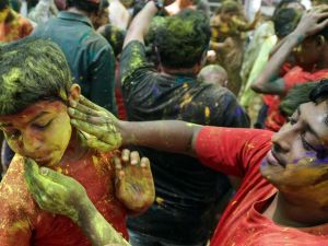 Holi Festivali Renkli Görüntülere Sahne Oldu