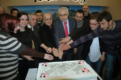 Rize Valisi Çakır'dan Basın'a Yaş Pastalı Kutlama