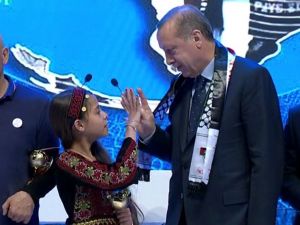 Erdoğan Filistinli Küçük Kıza ’Rabia’yı Öğretti