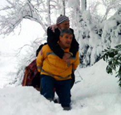 Rize'de Kar Geçit Vermeyince Hastayı Sırtında Taşıdı