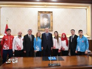 Cumhurbaşkanı Erdoğan Şampiyon Sporcuları Ödüllendirdi