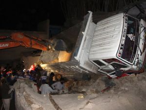 Kamyon Evin Üstüne Devrildi: 7 Ölü