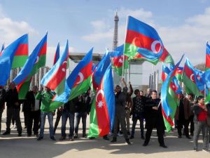 Azerbaycan Vatandaşlarından Paris’te Protesto