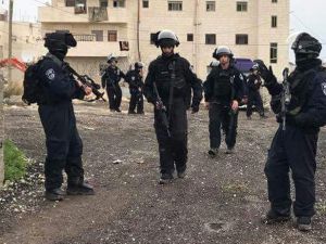 İsrail Askerleri 36 Filistinliyi Gözaltına Aldı
