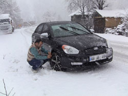 Artvin'de Tır ve Kamyon Sürücülerine Kar Engeli