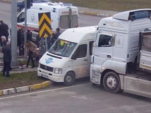 Öğretmenleri Taşıyan Servis Tırla Çarpıştı: 15 Yaralı
