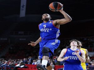 Anadolu Efes 14. Galibiyetini Aldı