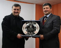 Köylülerden Karal'a Plaket