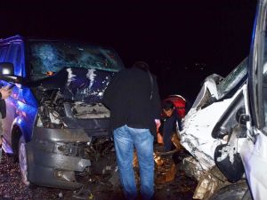 Kamyonet İle Minibüs Kafa Kafaya Çarpıştı: 1 Ölü, 4 Yaralı