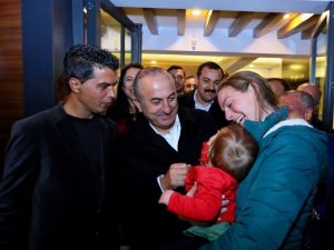 Çavuşoğlu’ndan Hollandalı Kadına: "Türkiye Sizlerin Evi"