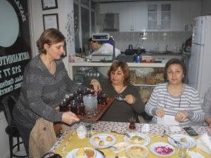 28 Yıldır Mücadele Ettiği Kansere Yenik Düştü, Ölümü 40 Yıllık Arkadaşlarını Bir Araya Getirdi