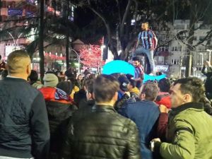 Stadyumdaki Coşku Sokaklara Taşındı